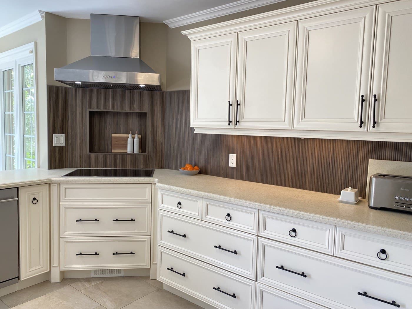 Quartz counters & natural light